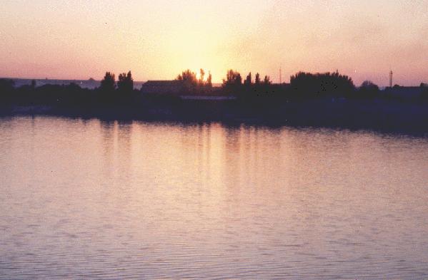 DniproSunset-L.jpg (27004 bytes)